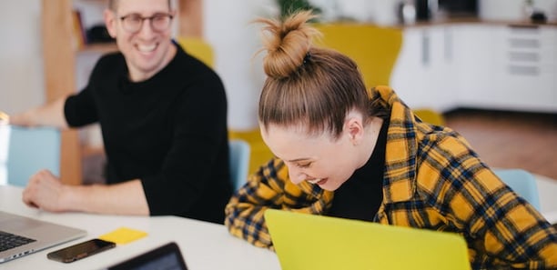 Two eCommerce team members discussing Conversational Commerce 